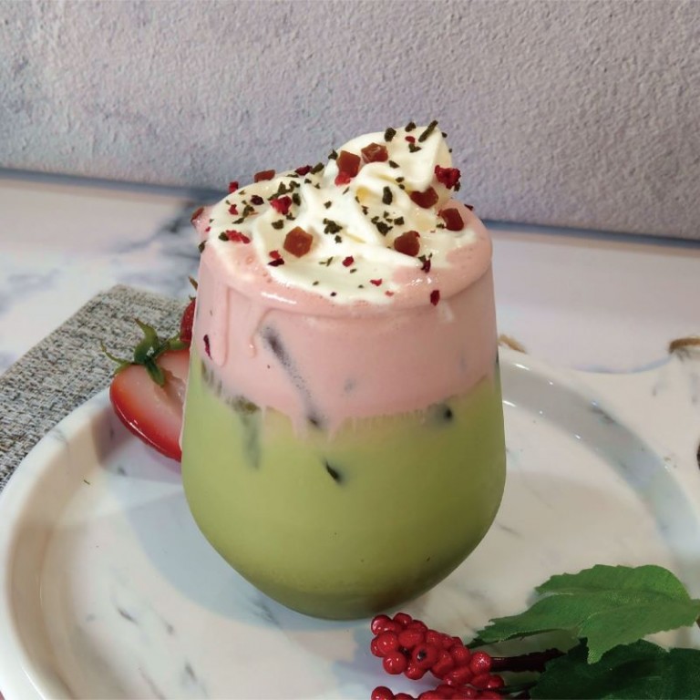 Twinkle Christmas Night (Green milk tea topped red velvet flavored cream)