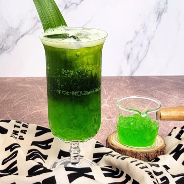 Pandan Flavored Baozhong Tea with Pandan Jelly Cake