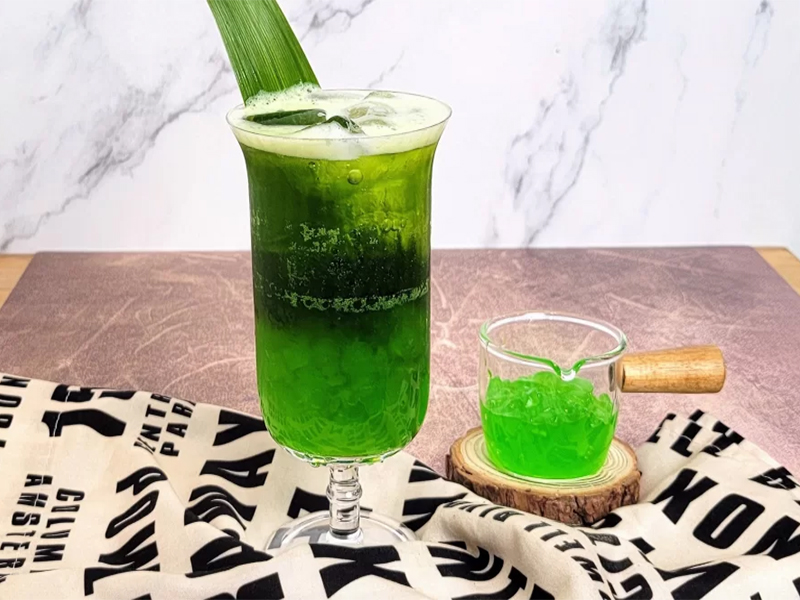 Pandan Flavored Baozhong Tea with Pandan Jelly Cake